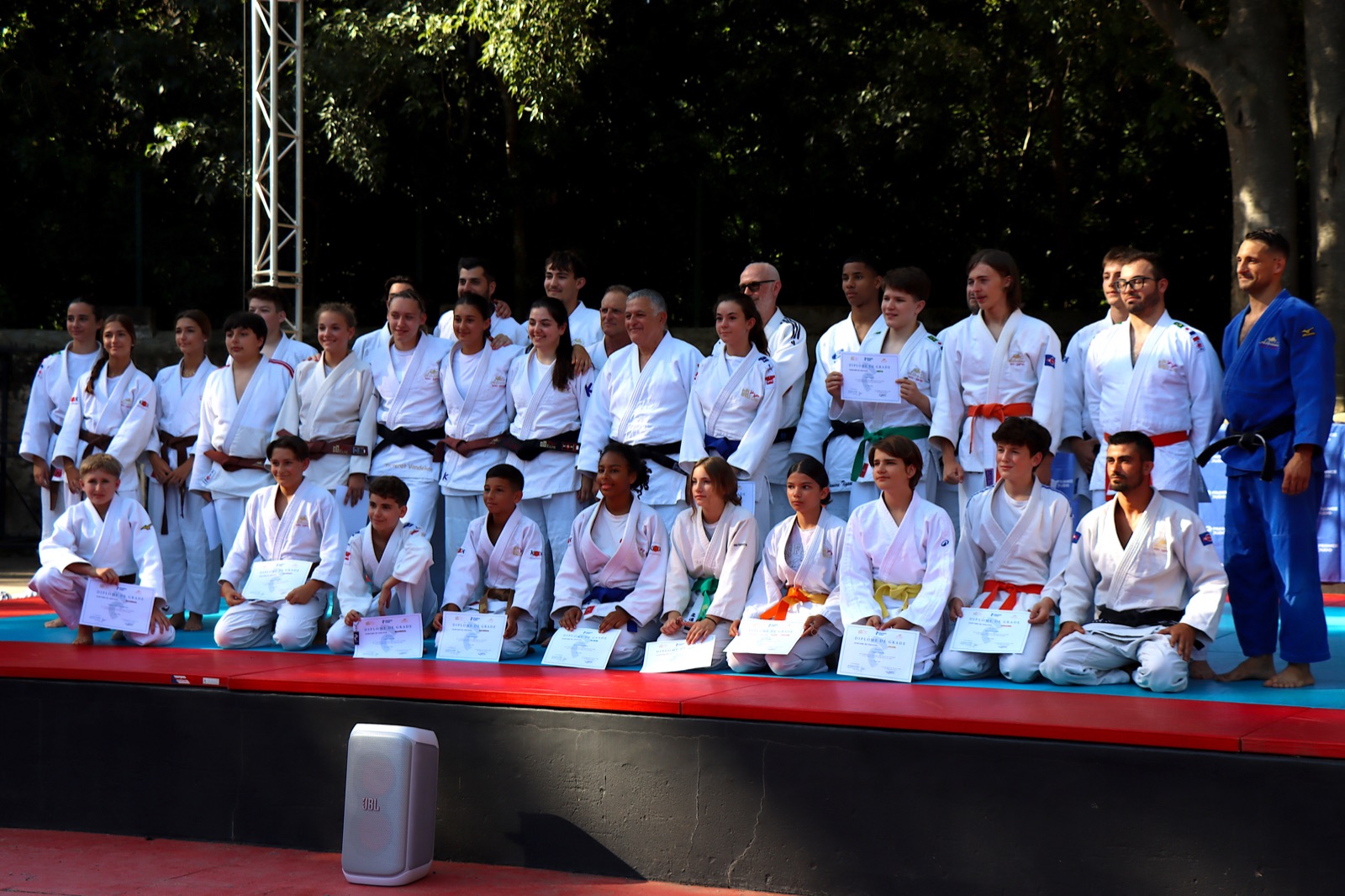 Les judokas réunis avec leurs diplômes lors de la fête du club