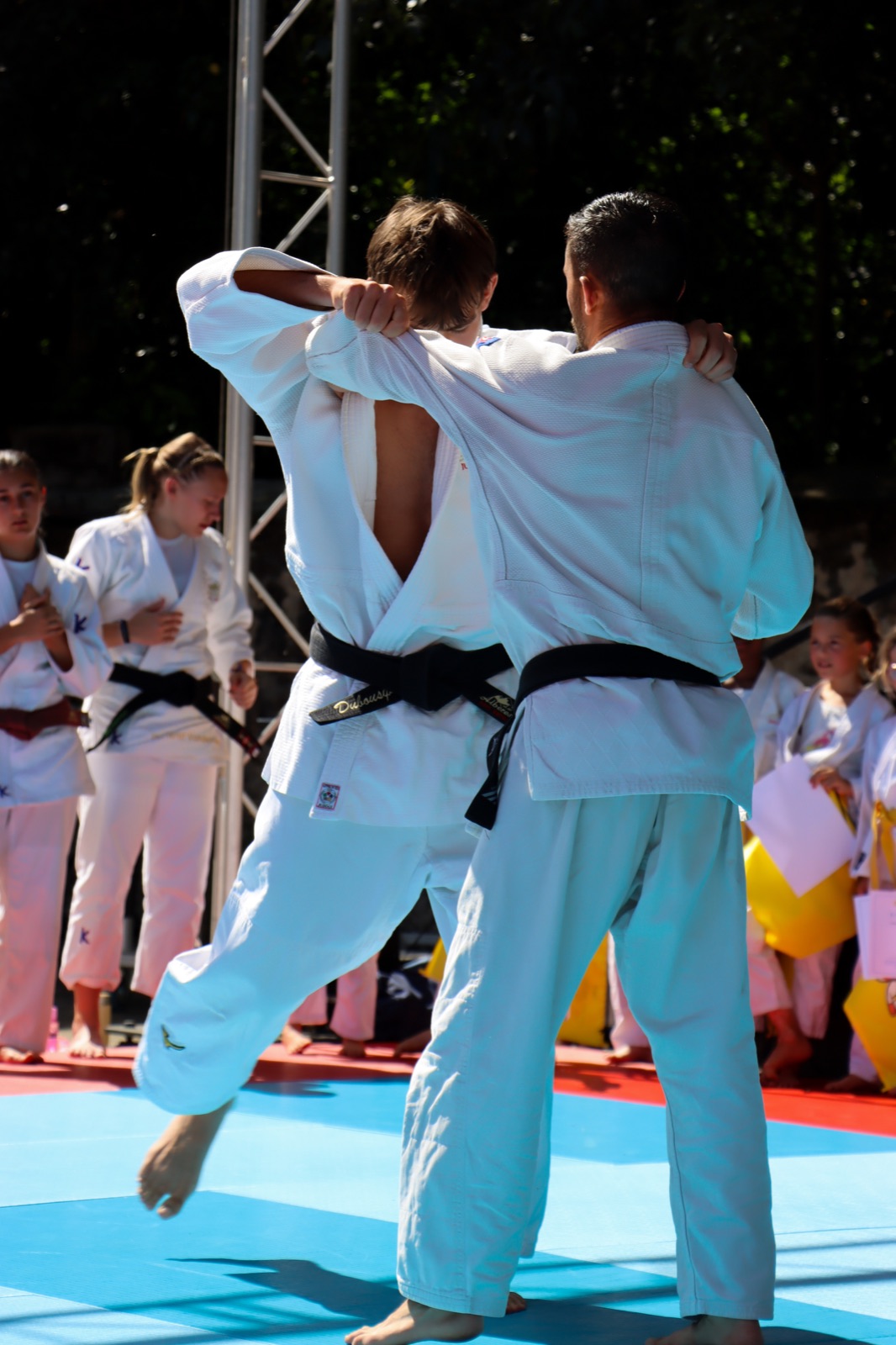 Deux partenaires en judogi lors de la fête du club