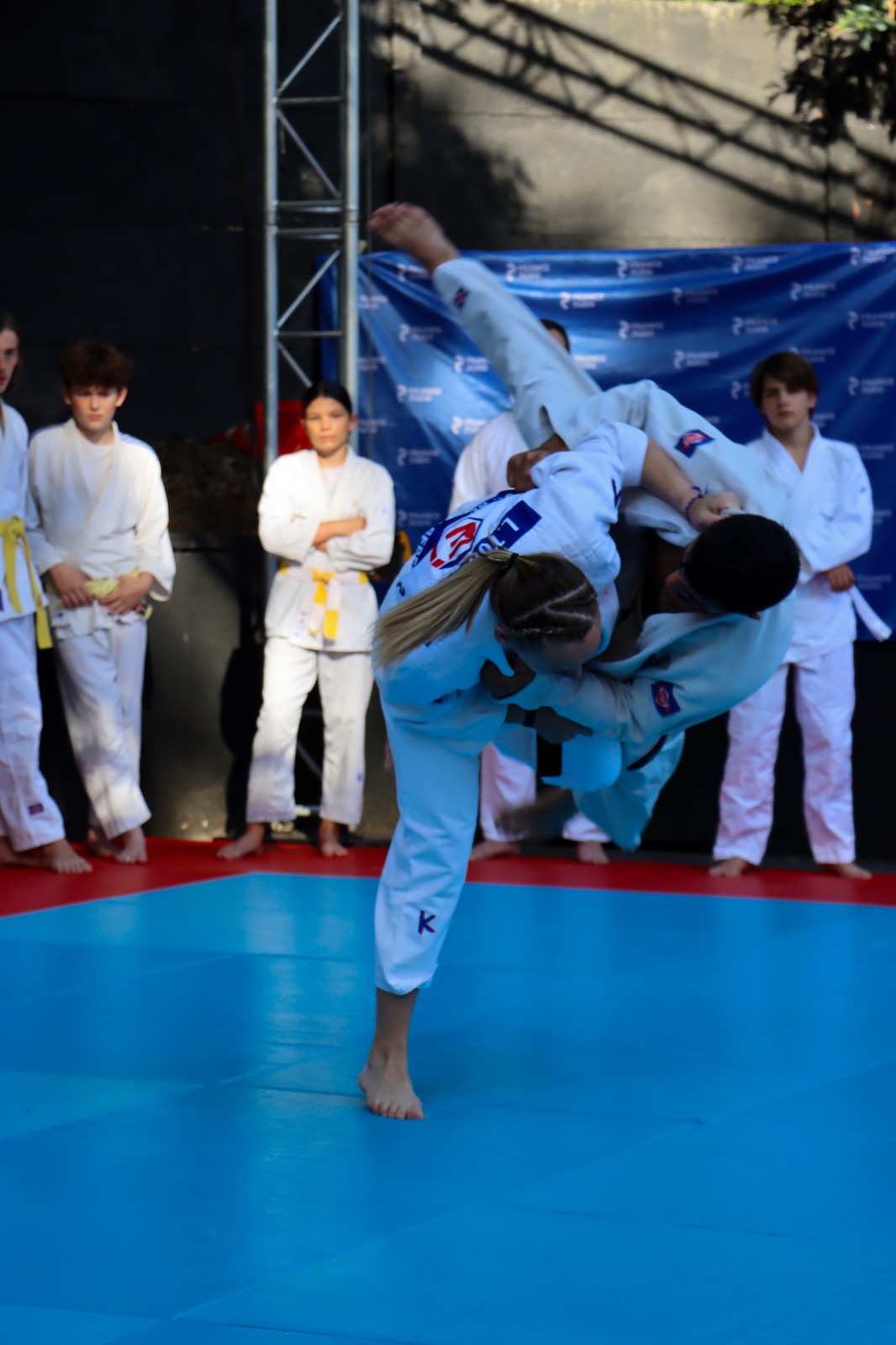Deux judokas en démonstration de projection