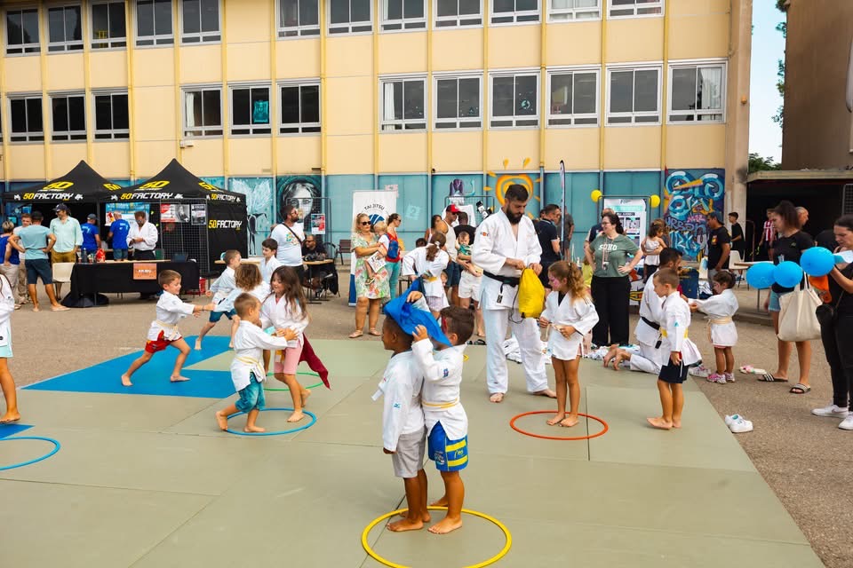 Ateliers d’initiation judo pour enfants animés par le Judo Albères Illibéris lors du Forum des associations d’Elne 2025.