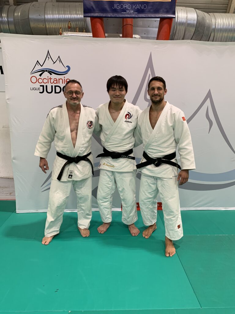 Photo souvenir au Stage National de Rentrée 2025 avec l’expert japonais Riki Iwamoto et Éric Bocktael du club Judo le Boulou