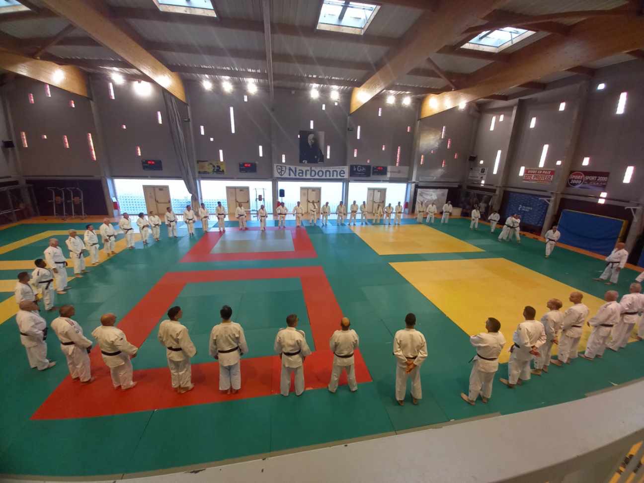 Ouverture du stage des juges Kata à Narbonne — participants réunis en cercle sur le tatami