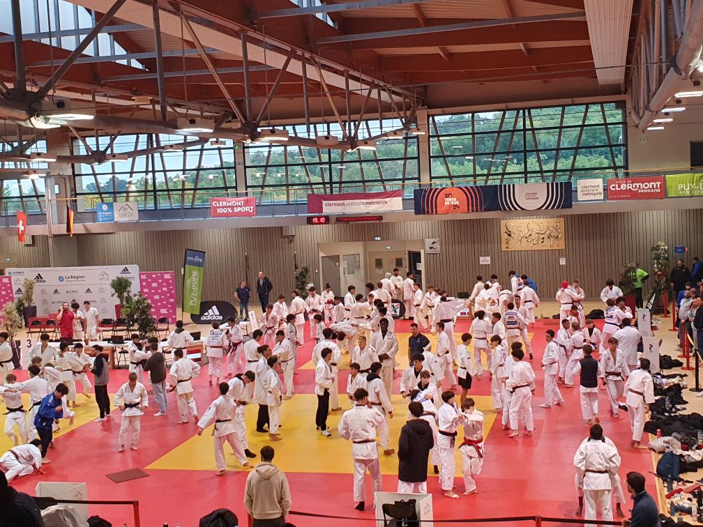 Judokas en échauffement collectif lors du Tournoi National Cadets de Clermont-Ferrand 2025