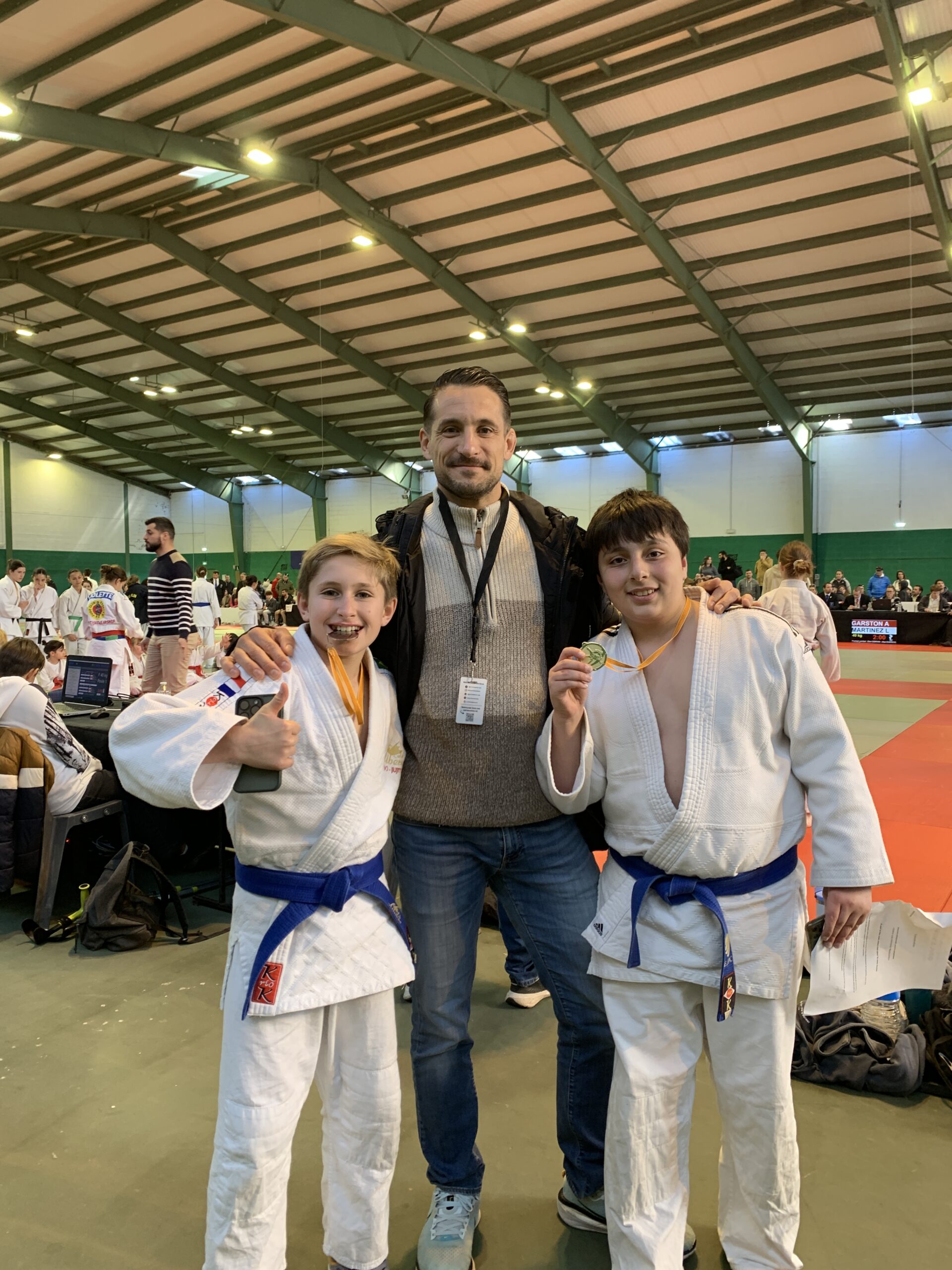 Matisse et Nabil médaillés à la compétition départementale avec leur coach.