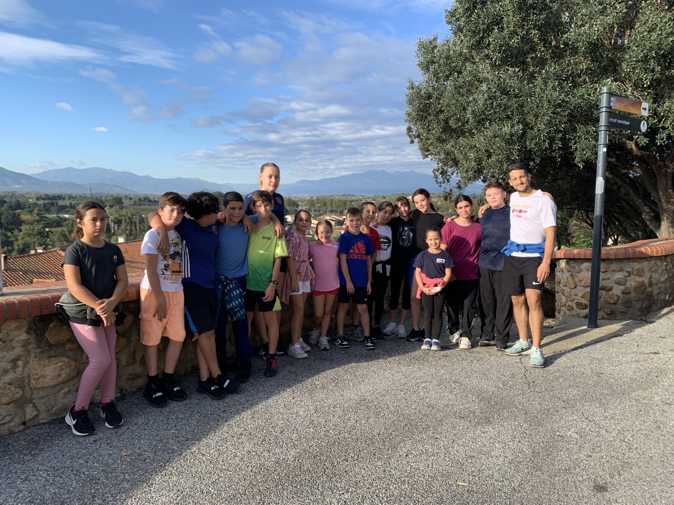 Groupe de judokas en footing avec vue sur les Albères
