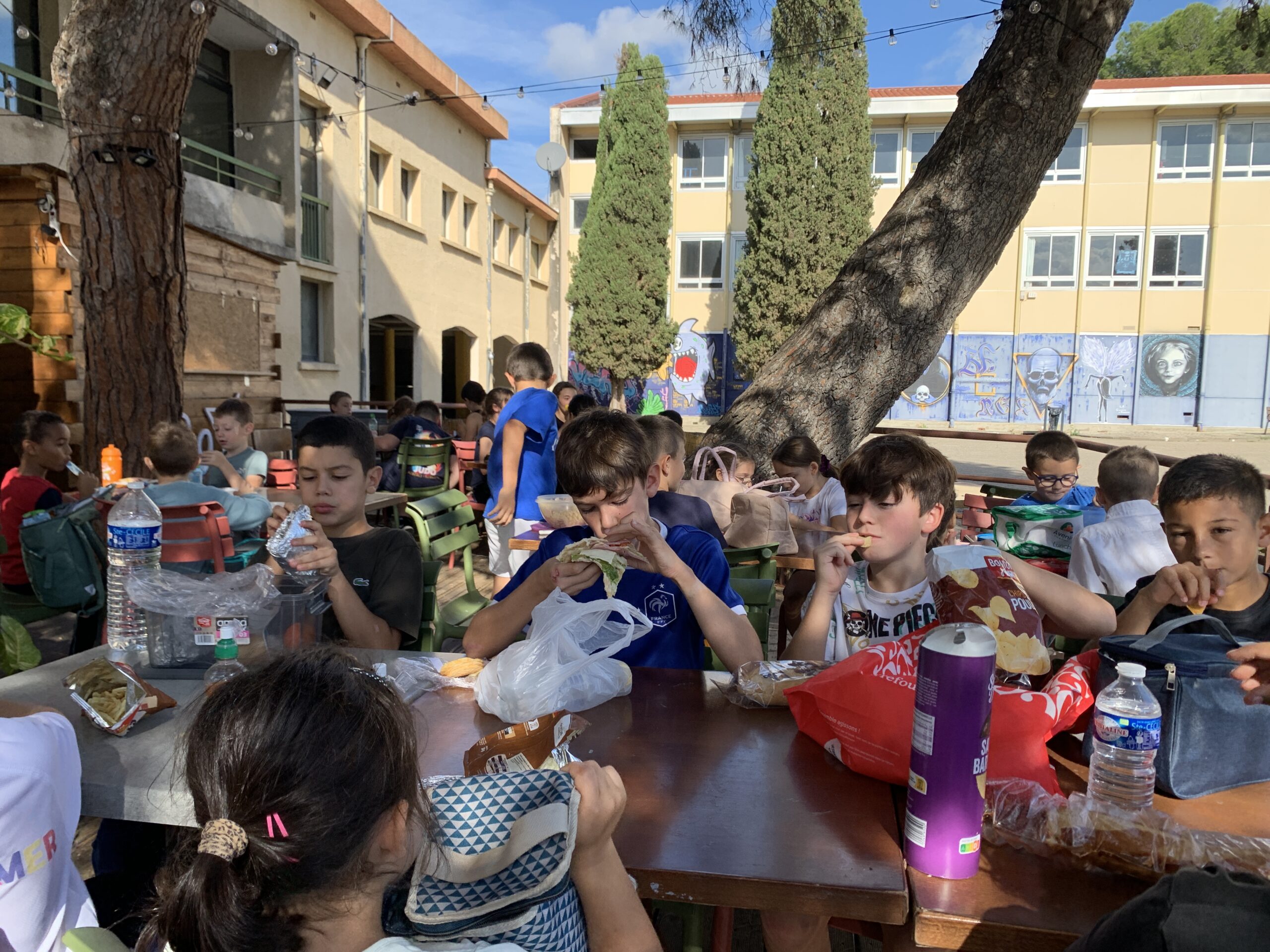 Jeunes judokas en train de déjeuner pendant le stage de Toussaint
