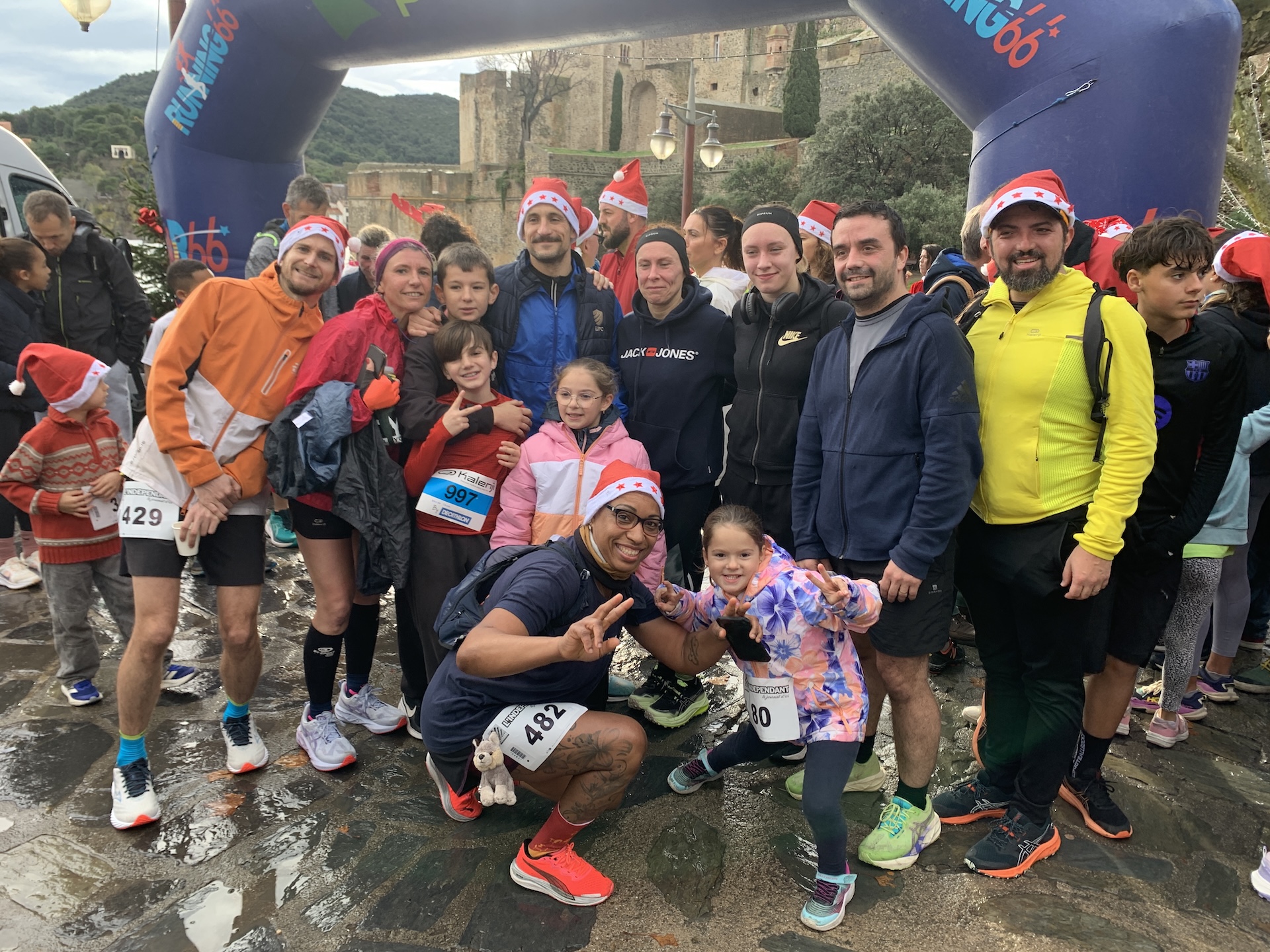 Parents et enfants du JUDO Albères Illibéris participant à la Corrida de Noël 2025 à Collioure sur le trail de 6 km
