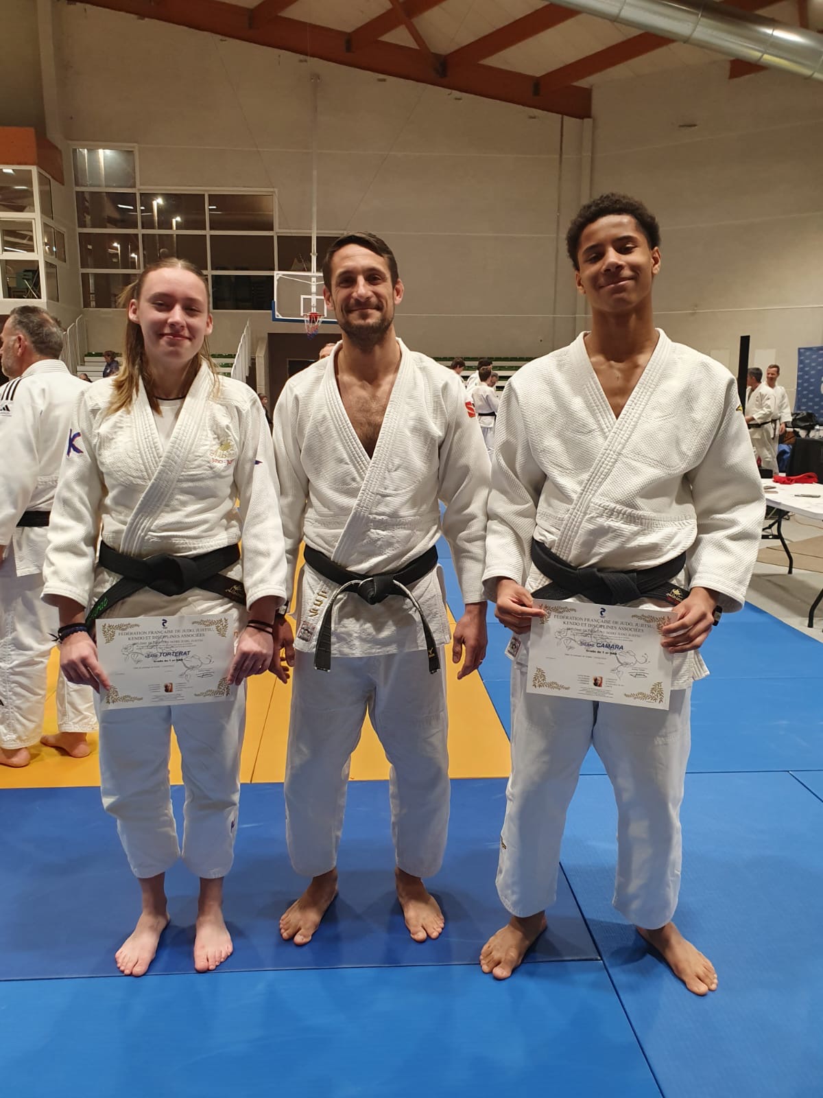 Remise officielle des diplômes de ceinture noire 1er Dan à Léane Torterat et Tigane Camara lors du Kagami Biraki 2026 à Arles-sur-Tech.