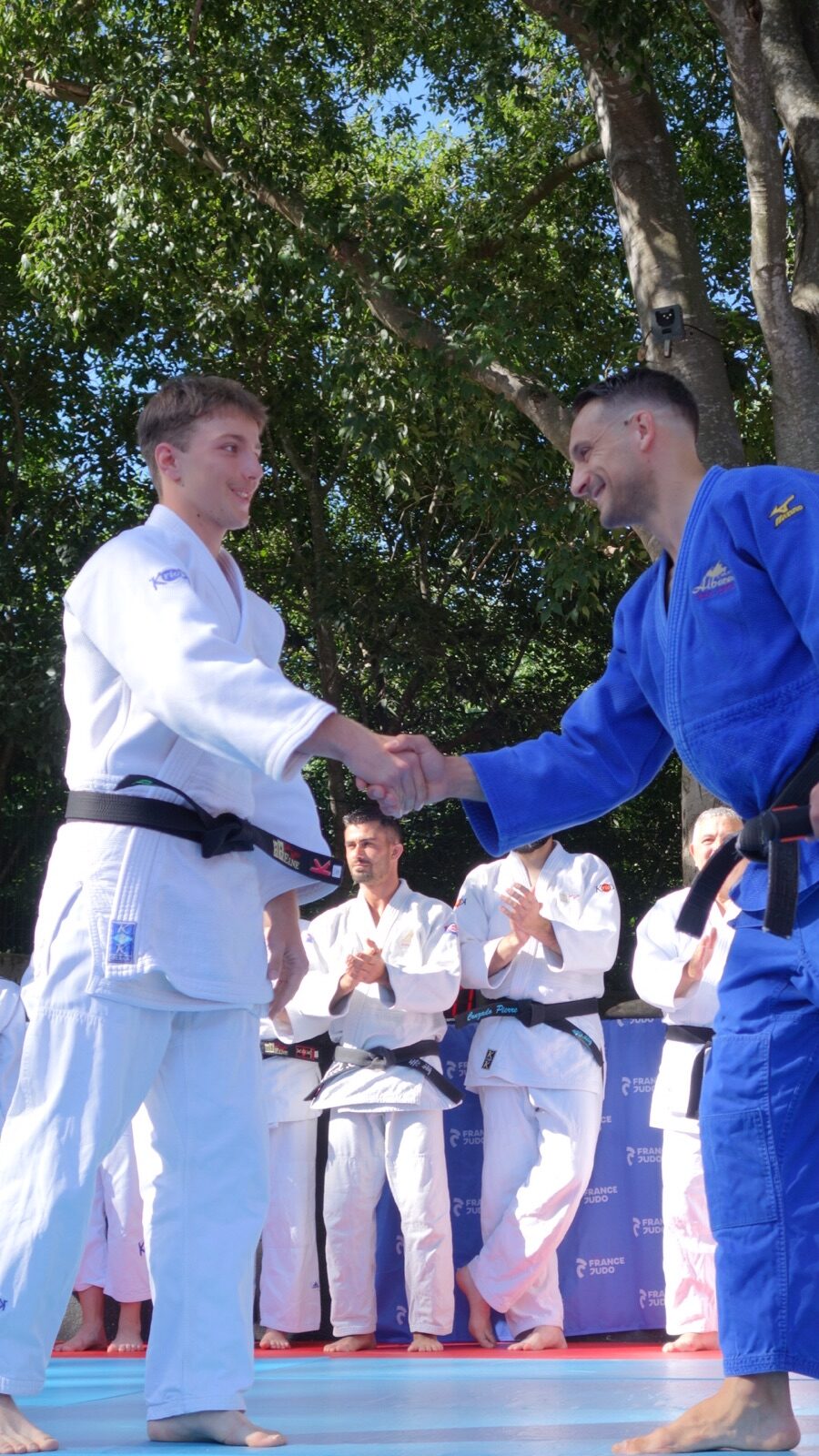 Louis Pommet serre la main de Nicolas Alverni lors de la remise officielle de sa ceinture noire