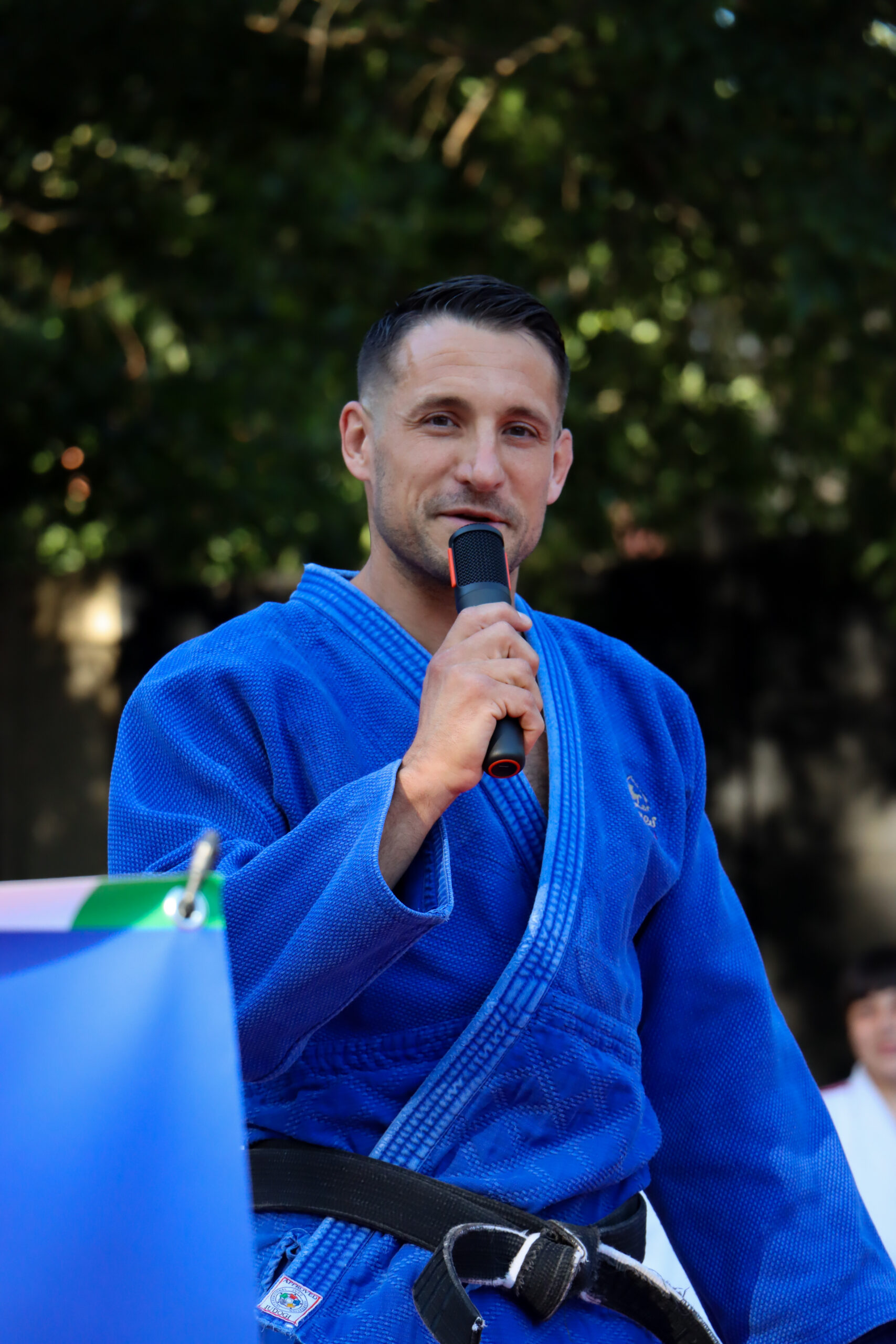 Nicolas Alverni, en judogi bleu, prend la parole au micro